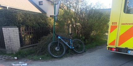 Pro zraněného cyklistu letěl do Lázu vrtulník