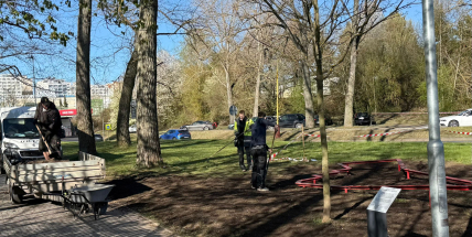 Nový trávník u sochy „PŘÍBRAM JAKO NA DLANI“ a kam povedou další úpravy?