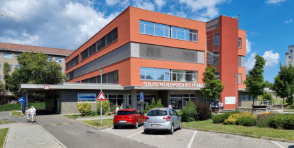 Zásah v příbramské nemocnici má dohru: šest obviněných a podezření na manipulace zakázek