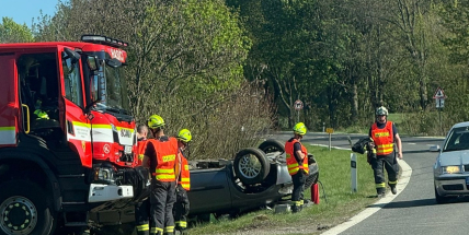 Černá sobota na Příbramsku: Další auto skončilo na střeše u Milína