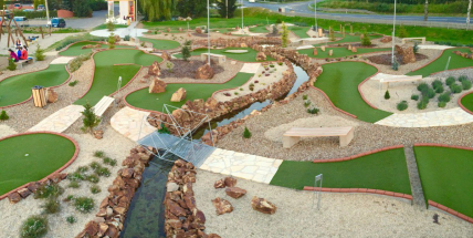 Letní noc pod širým nebem: DJ Seppi roztančí Adventure Golf Milín