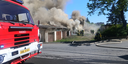 V Anenské ulici zasahují hasiči. Hoří několik garáží