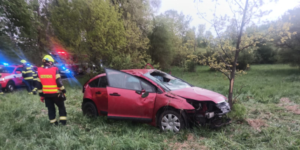 Auto u Chrástu vylétlo ze silnice a několikrát se převrátilo přes střechu