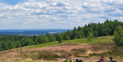 Do Brd i bez auta. Cyklobusy a turistické linky propojují Plzeňsko i Příbramsko