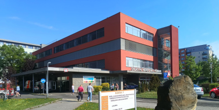 Tajné schůzky, odposlechy a podezření z manipulací. Policie dva roky sledovala vedení příbramské nemocnice