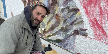 Francouzský muralista Vincent Chignier mění tvář Březových Hor. „Nemám rád malbu bez duše,“ říká