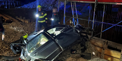 Po pádu auta z mostu zemřel jeho řidič