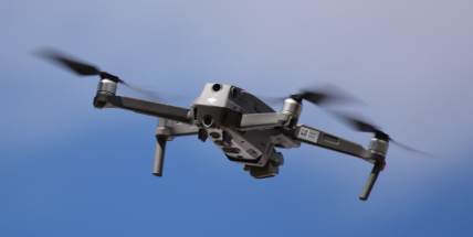 Šmíráci v oblacích: Když vám nad zahradou krouží cizí dron