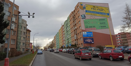 Luxusní auta, motorky bez výfuků a noční řev motorů. Obyvatelé Milínské ulice už mají hluku dost