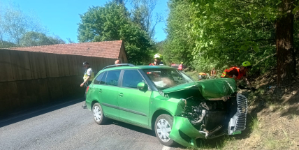 Za Hluboši skončilo auto na boku, silnice je uzavřena