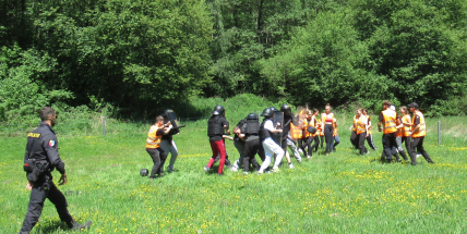 Studenti z Dubna si zahráli na policisty. Vyzkoušeli si zbraně, zásahy i zastavování aut
