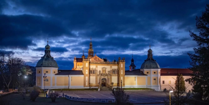 Tipy na víkend: Noc kostelů, první dětské oslavy a divadelní festival pod širým nebem