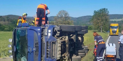 Havárie kamionu s nákladem štěrku zablokovala silnici I/18 u Dublovic