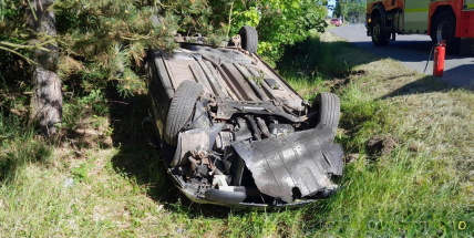 Složky IZS v plném nasazení: Páteční odpoledne přineslo havárii na střechu i požár s nadýchaným řidičem
