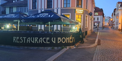Restaurace U Bohéma v historickém centru Příbrami vás láká na tradiční kuchyni v nevšedním kabátu, výborné pivo i tematické večery či sezonní gril