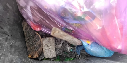 Městu dochází trpělivost. U Pátého hamru vyrostla černá skládka, popelnice ukryly další překvapení