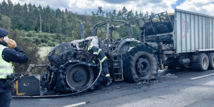 Na Příbramsku shořel traktor za miliony, silnice 18 je kvůli odtahu opět uzavřena