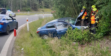 NEHODA U DRÁSOVA: Senior s citroënem nezvládl odbočení na dálničním sjezdu a skončil v příkopu