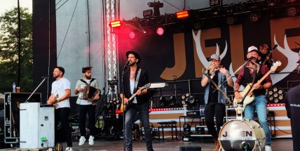 OBRAZEM: JelenFest ovládl Příbram: Rodinná atmosféra, autogramiády i velká večerní show