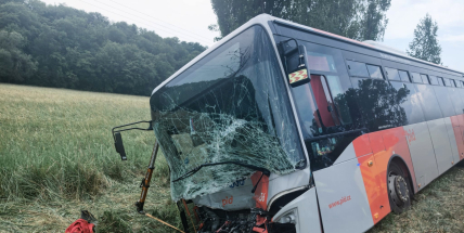 Po čelním střetu s osobním autem skončil autobus u Jinců v příkopu, na místo letěl i vrtulník