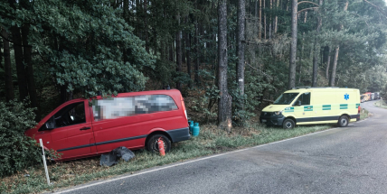Černé pondělí na Příbramsku: U Hluboše narazila dodávka do pařezu, na místo letěl opět i vrtulník