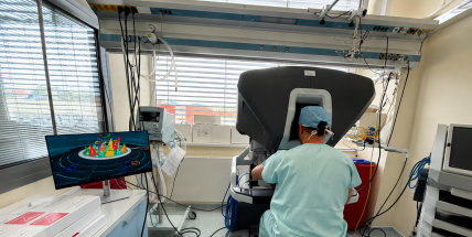 Oblastní nemocnice Příbram vstupuje do nové éry chirurgie. Do nemocnice dorazil robotický systém da Vinci