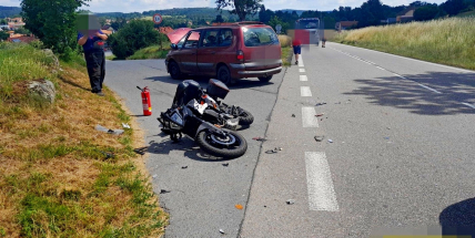 Nepozornost na silnicích: U Kosovy Hory se kvůli chybám řidičů i motorkářů srazilo pět strojů