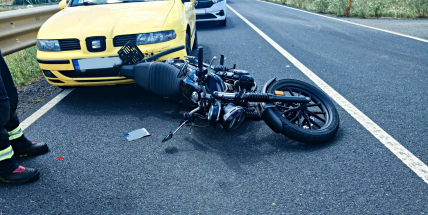 Na silnici II/604 u Milína se řetězově srazila dvě auta s motorkou, zranila se spolujezdkyně