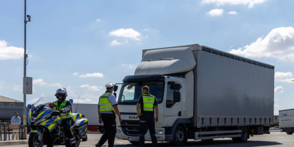 Policie a INSID vyrážejí do akce. Přísné kontroly autobusů a kamionů budou po celé republice