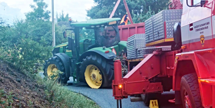 Nehoda u Velké Lečice: Traktor se 17 tunami obilí zablokoval silnici, hasiči museli náklad přečerpat