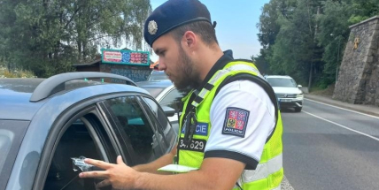 Řidič při policejní akci nadýchal půl promile. Policie rozdávala nealko piva