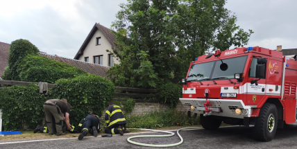 Záchranná akce se šťastným koncem: Hasiči ruku v ruce s ochránci přírody vyprostili z pasti malou vydru