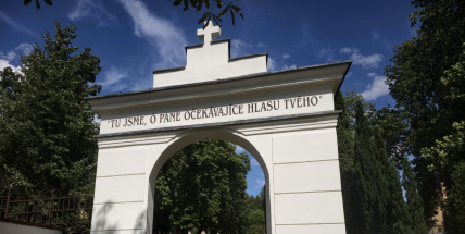 Vstupní brána má nové štuky i ochrannou vrstvu. Příbramský hřbitov čekají další velké úpravy