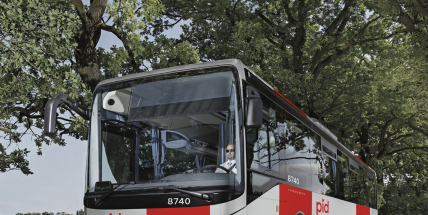 Středočeský kraj v autobusech PID od srpna rozšíří možnost nástupu všemi dveřmi