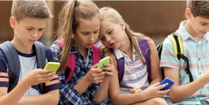 Zákaz mobilů ve školách: ochrana dětí, nebo krok zpět?