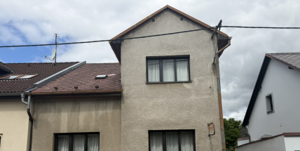 Dům, který si nehraje na dokonalost. A možná právě proto zaujme