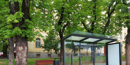 Příbram zahájila výměnu autobusových přístřešků. Nové zastávky budou ve městě i osadách