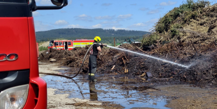 Hasiči bojují s doutnajícím odpadem v Rožmitále, na místě pomáhá i těžká technika