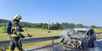 Na D4 ráno hořelo osobní auto, směr na Prahu byl zcela uzavřen