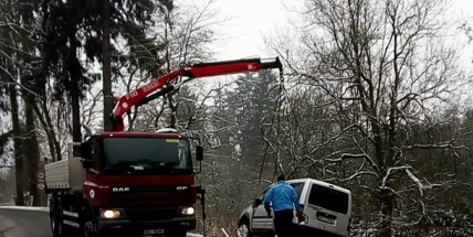 Auto dostalo smyk a skončilo mimo silnici