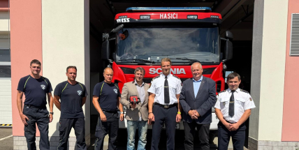 Sedlčanští hasiči převzali novou termokameru spolufinancovanou městem