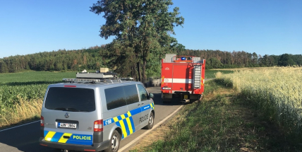 TRAGÉDIE U SEDLČAN: Osobní auto narazilo čelně do stromu, řidič na místě zemřel