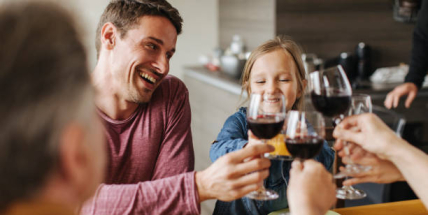 Alkohol dětem? V Německu končí. U nás je to pořád kulturní tradice