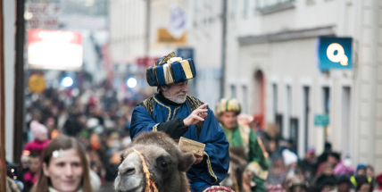 Tříkrálový průvod prošel Příbramí, přidaly se stovky lidí