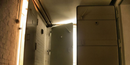 Vězeň z Bytízu napadl dozorce, hrozí mu další 4 roky