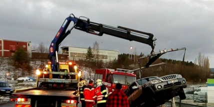 Auto na ledovce v Obecnické skončilo mimo komunikaci