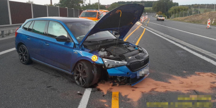 Ranní karambol v zúžení na dálnici D4: Opel sestřelil pylon, ten se odrazil do protijedoucí škodovky