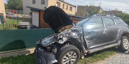 Tři nehody na silnici I/18: U Dubence narazil motorkář do pickupu Toyota, v Dublovicích bourala sanitka a u Vranovic skončil vůz na boku.