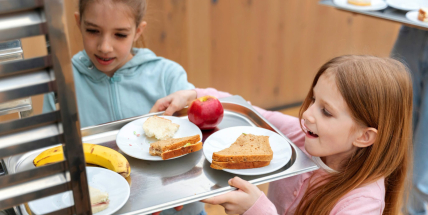 Obědy do škol pokračují. Kraj přidává peníze, pomůže i dětem na Příbramsku