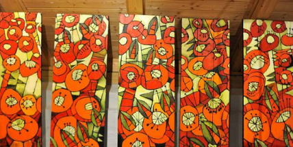 První letošní výstavou v nemocnici jsou dřevomalby Tomáše Záborce